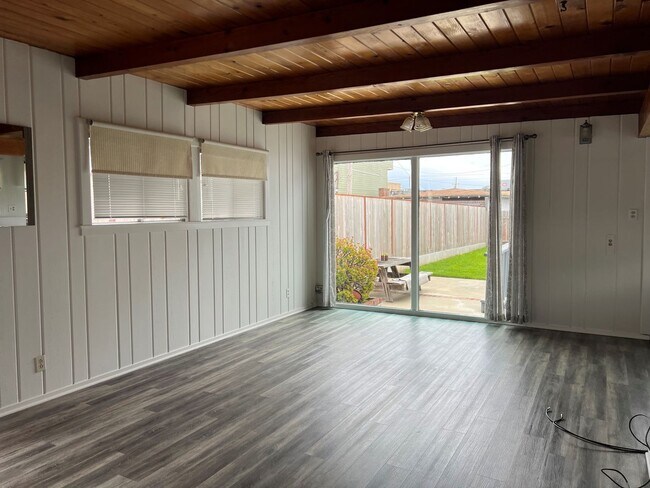 Building Photo - Cozy 2 bed, 3/4 bath Beach House in Cayuco...