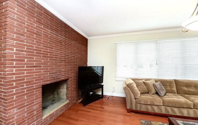Building Photo - 3-Bedroom Apartment with Free Parking Spot...