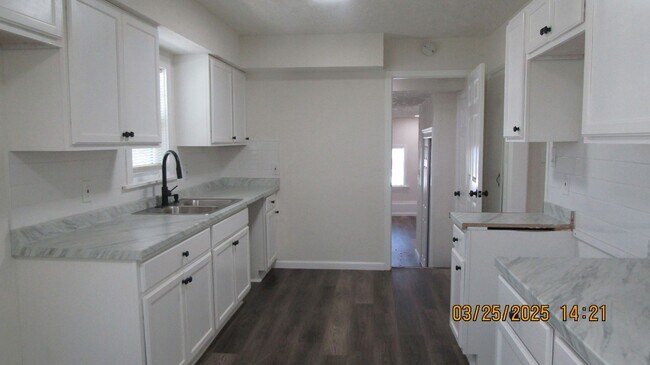 Foto del edificio - New Listing! Newly renovated! Pet Friendly
