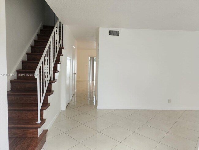 Foto del edificio - 6744 SW 40th St