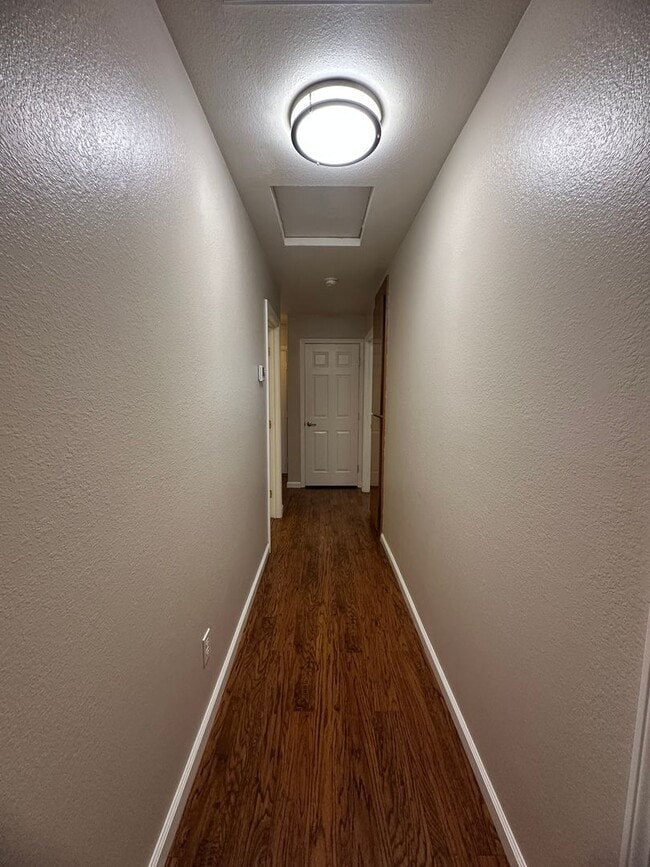 Building Photo - REMODELED 3 BEDROOM 2 BATHROOM HOME IN THE...