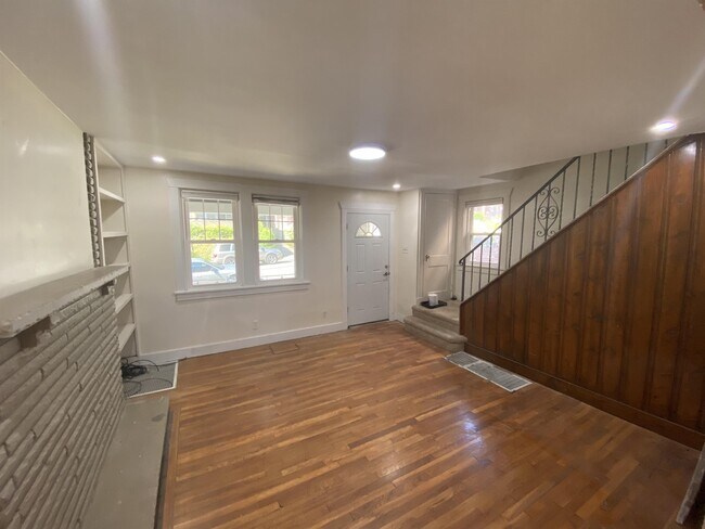 Photo - 1017 Mirror St House