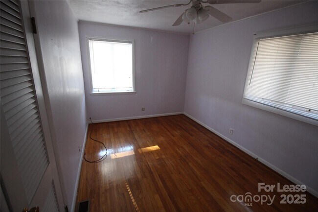 Building Photo - 110 Hillside Ct