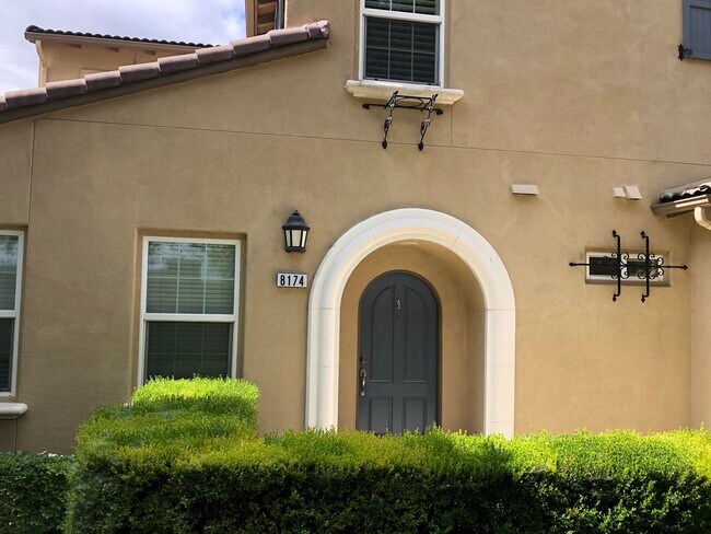 Building Photo - Spacious and open Two Bedroom Two Bathroom...