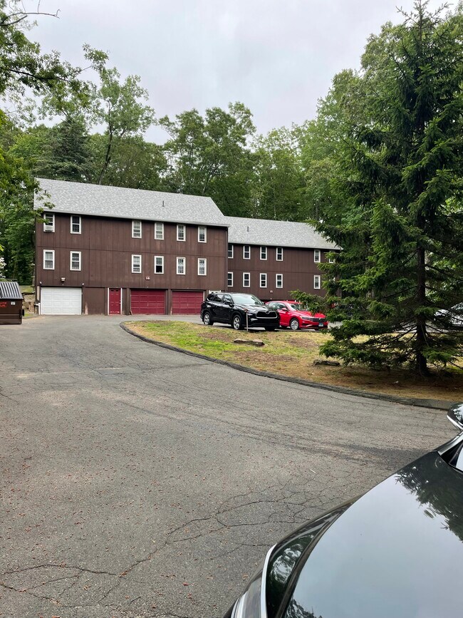 Foto del edificio - 239 Old Farms Rd