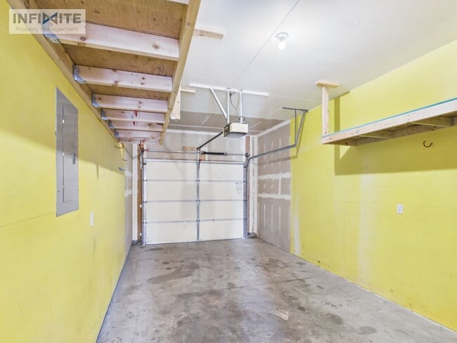 Building Photo - 2 Bedrooms, 2 Bath, 1 garage