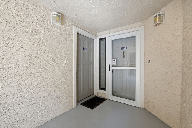 Building Photo - Waterfront Condo in Bluewater Bay!