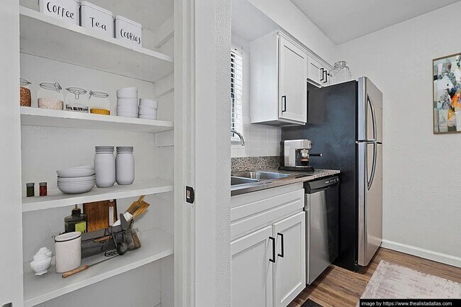 Foto del edificio - 10028 Royal Ln