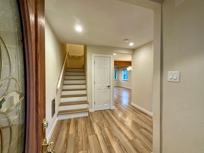 Foto del edificio - Beautiful Leschi Townhome with Fenced Yard