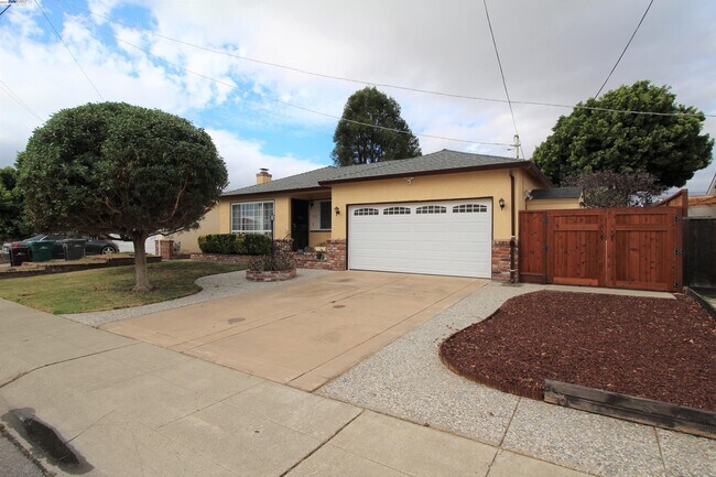Building Photo - 1777 Vía Toyon