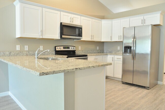 Foto del edificio - New 4 Bedroom • 4 Bathroom Duplex at 168th & Dodge