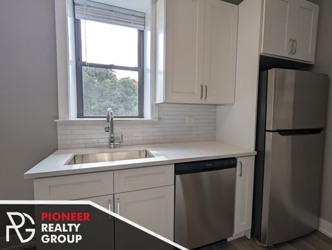 Building Photo - 3943 N Janssen Ave