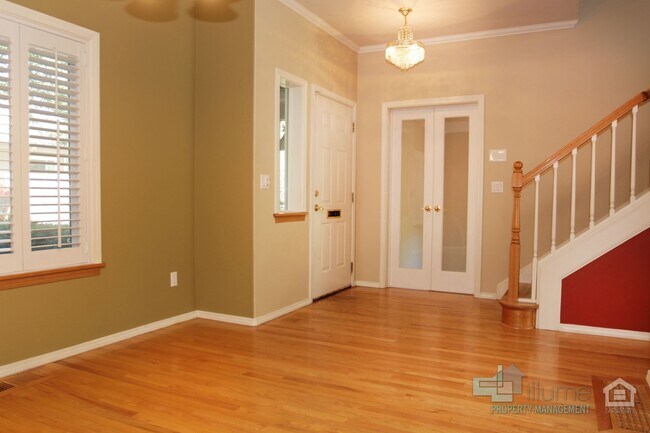 Foto del edificio - 3 Level Townhome near OHSU and PSU-Attached Garage with 2 Parking Spaces!