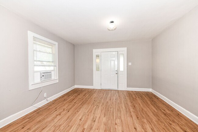 Building Photo - 802 N Denny St