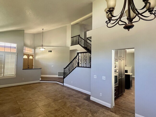 Foto del edificio - 4 Bedroom/2.5 Bath Home with Pool in Chino...