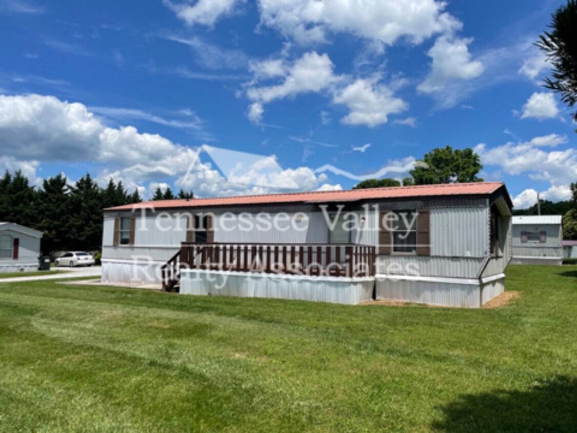 Foto principal - MOVE IN READY! NEW FLOORS! Charming 2 Bed,...