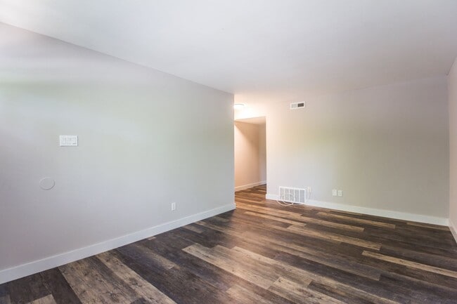 Building Photo - 2338 Vaek Dr