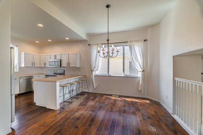 Foto del edificio - 4 Bed 3 Bath Located in Maple Hill Availab...