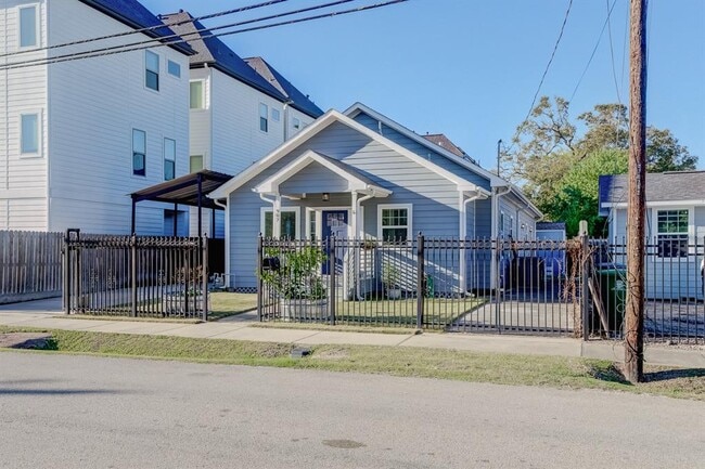 Building Photo - 907 Brooks St