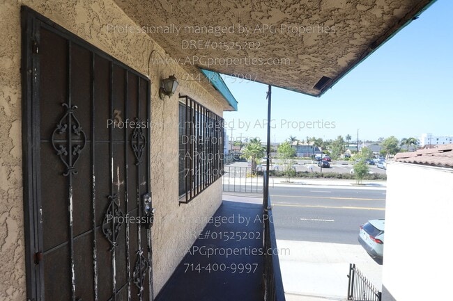 Building Photo - 830 E Anaheim St