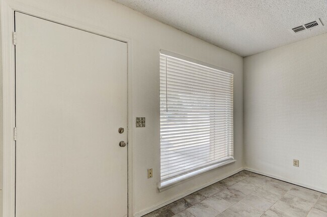 Photo - 208 Woodman Dr House