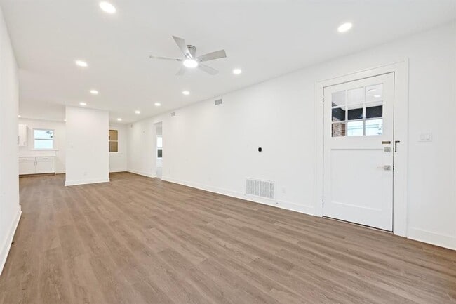 Building Photo - 1006 1/2 W 22nd St