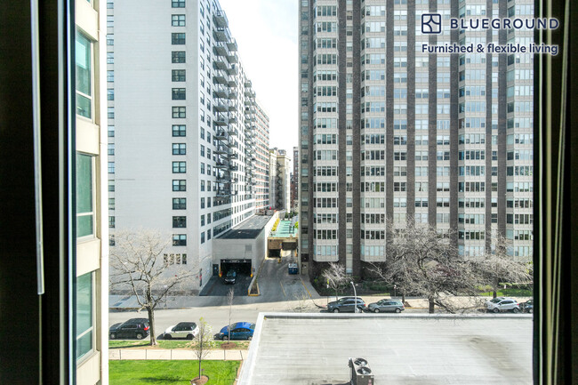 Foto del edificio - 3450 N Lake Shore Dr