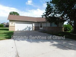 Building Photo - 618 Shadowbrook Dr