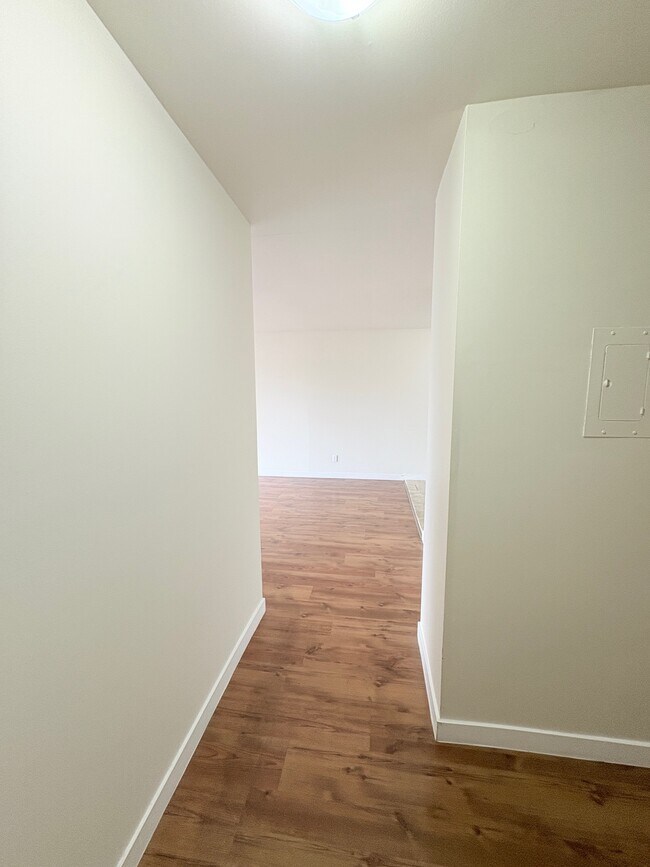 Photo du bâtiment - 6570-6570 Burlington Ave