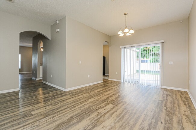 Building Photo - 204 Abbotsbury Dr