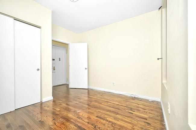 Building Photo - 414 E 71st St