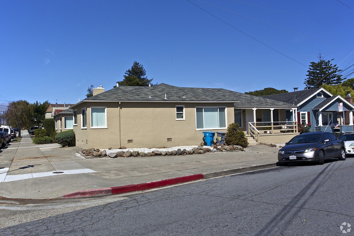 Building Photo - 404-408 Mastick Ave