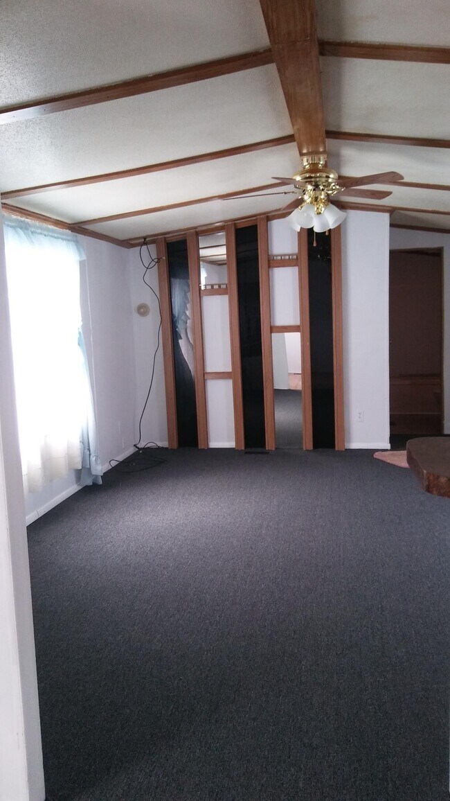 Building Photo - 2411 E Bear Lake Rd