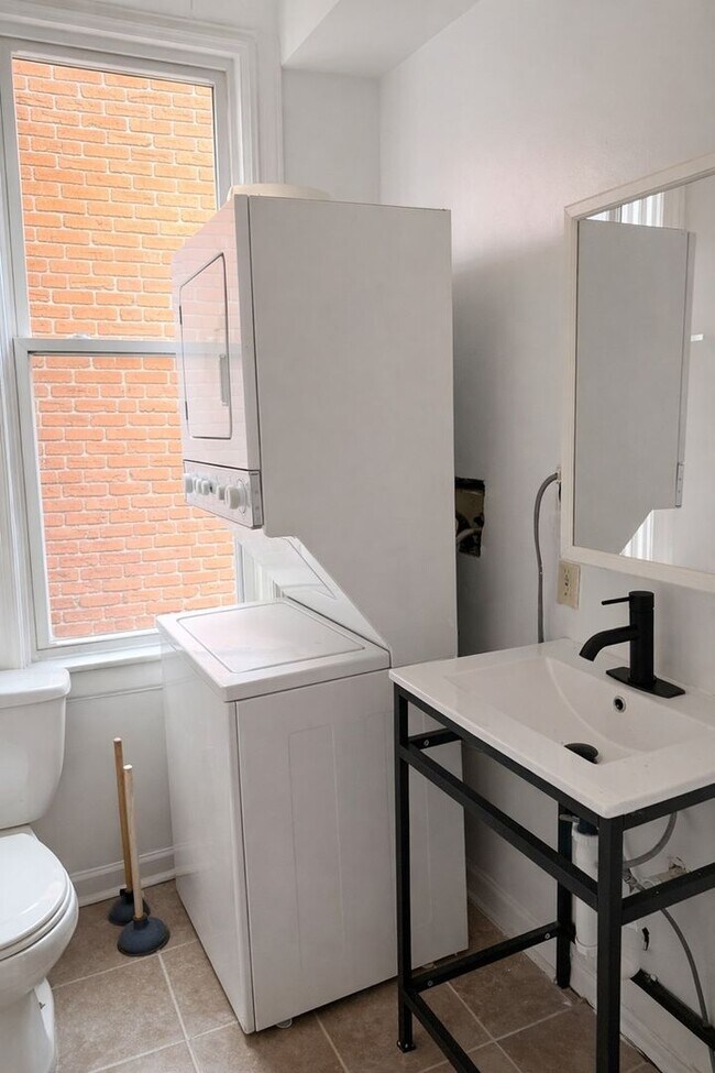 Building Photo - Trendy 2BR Renovated Apartment with Parking