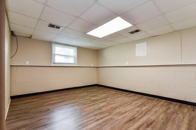 Foto del edificio - 11401 McDowell Dr