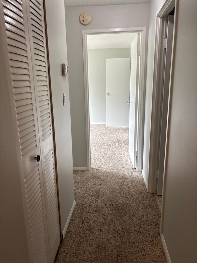 Building Photo - 2 bed 1.5 bath condo
