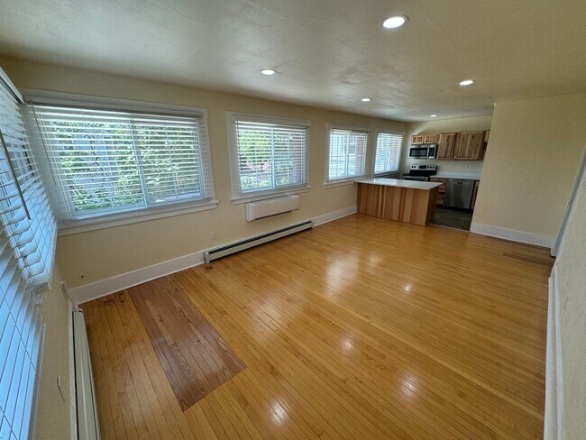 Foto del edificio - Fully updated 2 bedroom Apartment in the A...