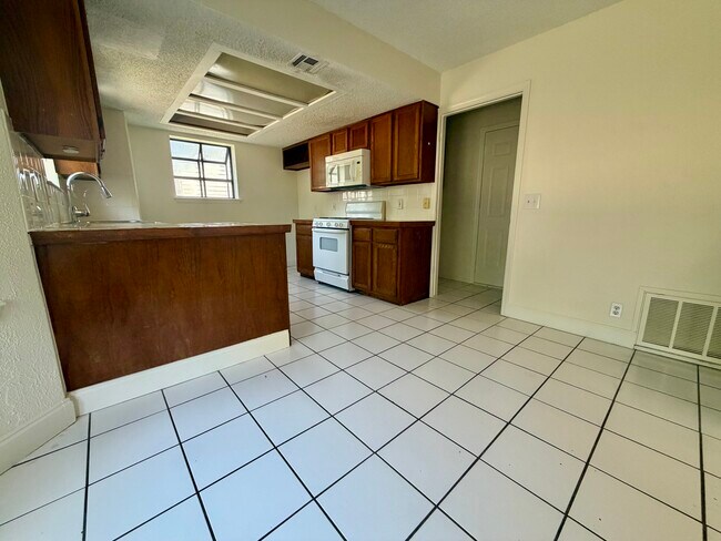 Foto del edificio - 8206 N 122nd E Ave