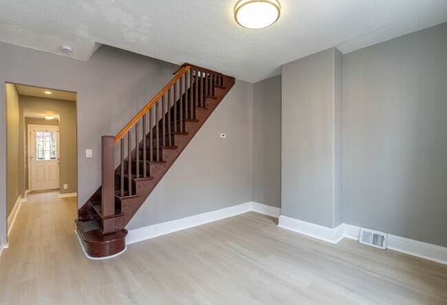 Building Photo - Charming 2 bedroom