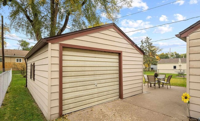 Building Photo - Adorable 2 bed 1 bath in Rock Island!