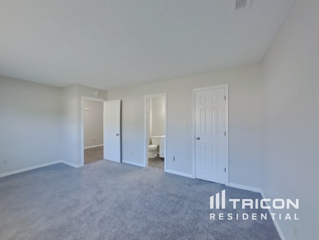 Building Photo - 5755 Rosemont Dr