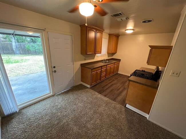 Building Photo - 1906 Bowling Green Dr