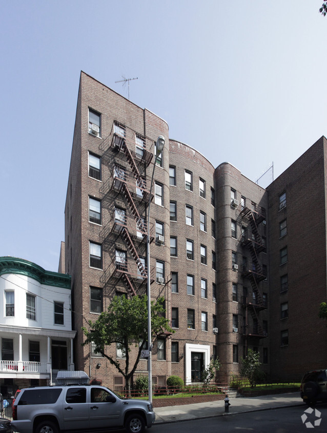 Building Photo - 2861 Bainbridge Ave