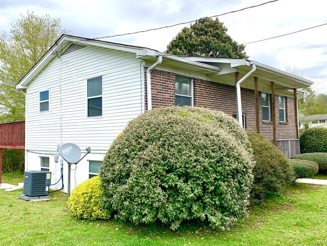 Building Photo - 1600 Castleberry Way