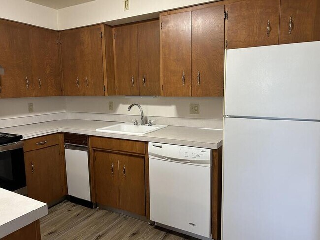 Building Photo - 405 La Villa Dr