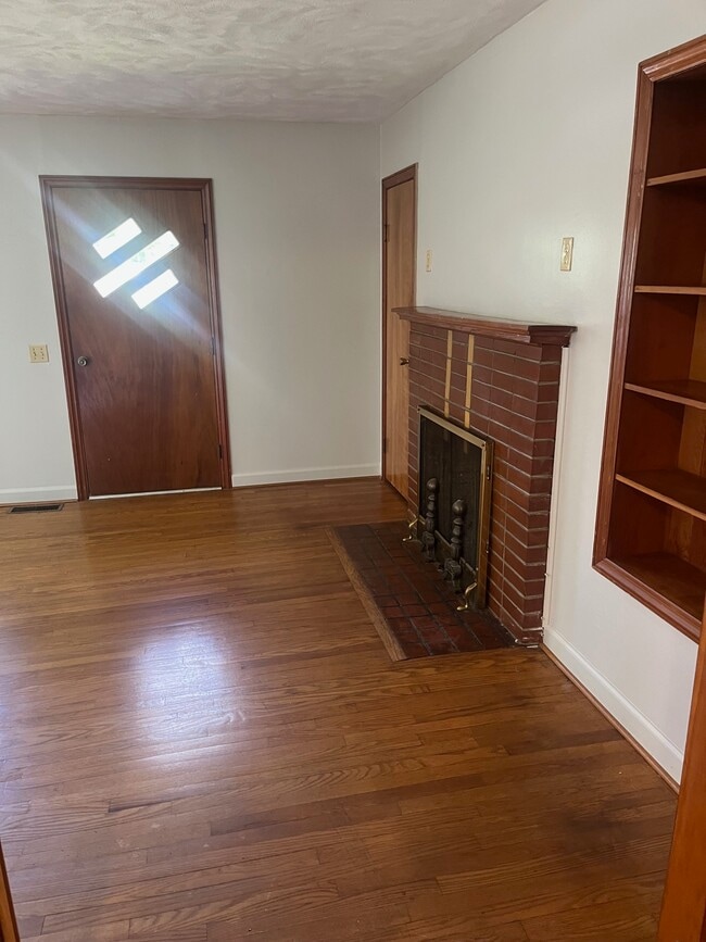 living room - 307 Forest Hills Dr
