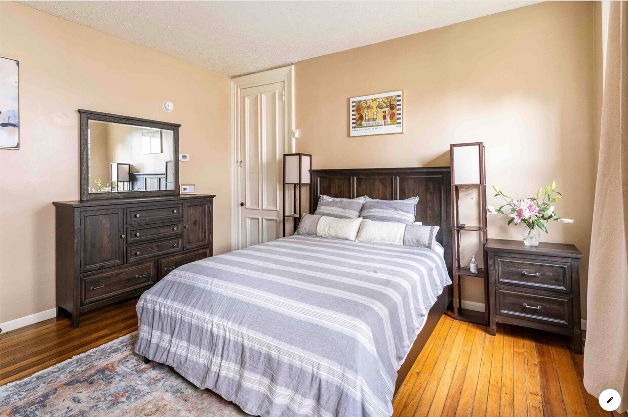 Bedroom w/queen bed - 149 S Fitzhugh St