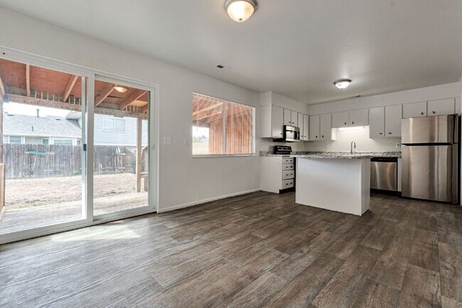 Building Photo - NEW CARPET | Charming 3 B 1.5 BA Duplex Unit in the Heart of Midvale