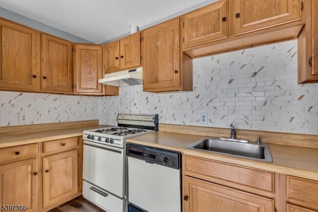 Foto del edificio - 1595 E 2nd St