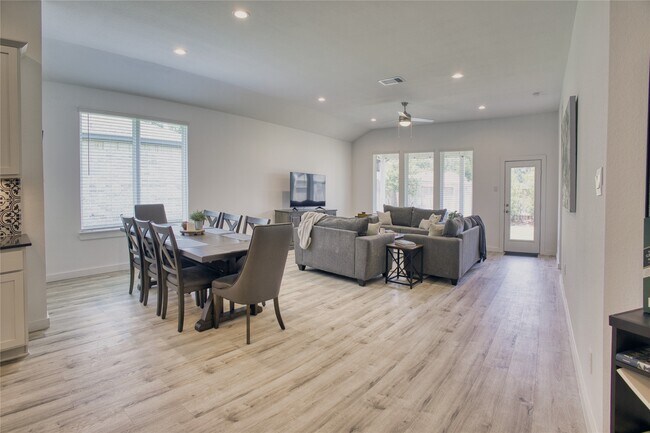 Foto del edificio - 10208 Prairie Creek Ln